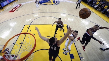 NBA Playoff: Curry show, Golden State batte Portland in gara-1