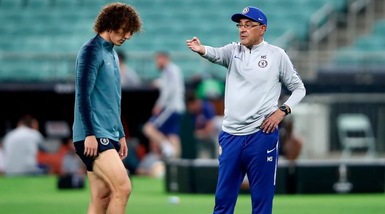 Sarri si infuria e calcia via il cappello: la Juve lo aspetta