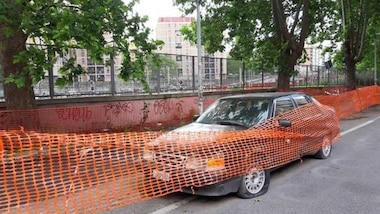 Saab 9000 CD, un'intoccabile che ostacola una pista ciclabile a Roma