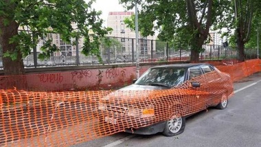 Saab 9000 CD, un'intoccabile che ostacola una pista ciclabile a Roma