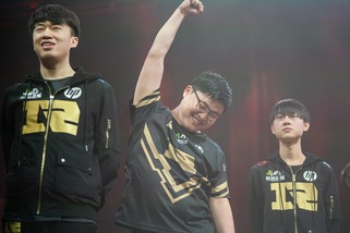 Royal Never Give Up e SKT ai Worlds di League of Legends