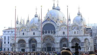 Tifosi dello Slavia fanno il bagno nudi a Venezia: multa da 3.000 euro