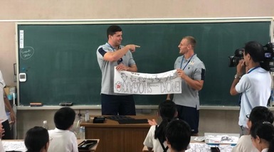 Rugby, gli azzurri fanno visita ai bambini di una scuola in Giappone