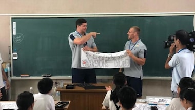 Rugby, gli azzurri fanno visita ai bambini di una scuola in Giappone