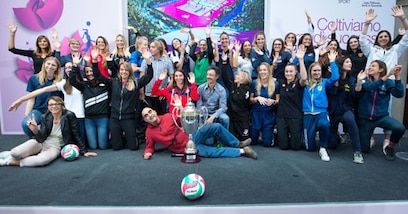 Elio e le Storie Tese cantano 'La partita di volley'