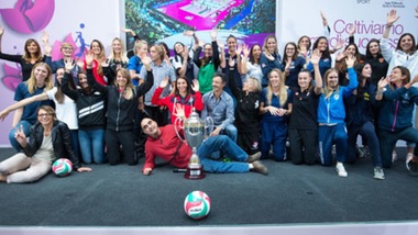 Elio e le Storie Tese cantano 'La partita di volley'