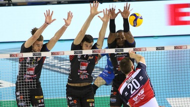 Superlega, grandi ok, Perugia solo al quinto set