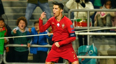 Cristiano Ronaldo torna a splendere col Portogallo: che tripletta alla Lituania!