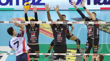 Superlega, Civitanova fugge, successi per Perugia, Trento e Ravenna