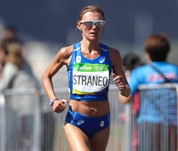 L'azzurra Valeria Straneo rientra con 2:30:43. Cheptegei record