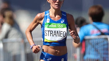 L'azzurra Valeria Straneo rientra con 2:30:43. Cheptegei record