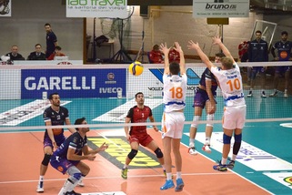 A2 Maschile, Calci fermata a Castellana Grotte, Siena ad un punto dalla vetta