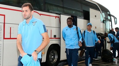 Lazio in partenza per Riad: selfie, torta e inno a Fiumicino