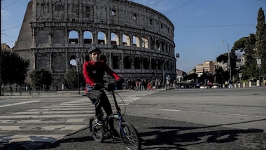 Roma, evacuato un palazzo vicino al Colosseo per cedimento del manto stradale