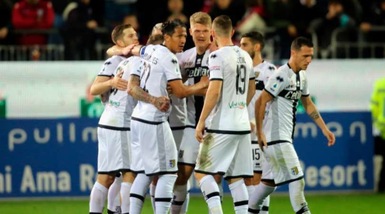 Cagliari-Parma 2-2: Cornelius beffa Maran