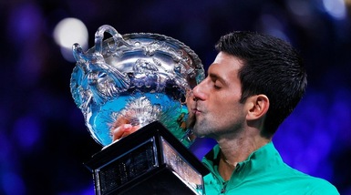 Djokovic vince a Melbourne: alza il suo ottavo trofeo dell'Australian Open