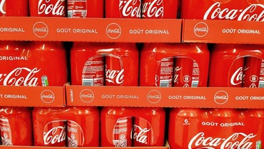 Coca-Cola, possibili filamenti di vetri in bottiglia: il ministero della Salute richiama lotti