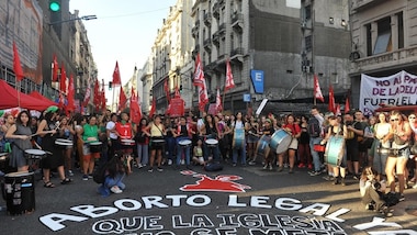 Legge sull'aborto, a Buenos Aires migliaia di donne in piazza con fazzoletti verdi