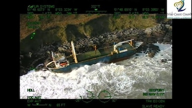 Irlanda, si è arenata la nave fantasma che vagava nell'Atlantico