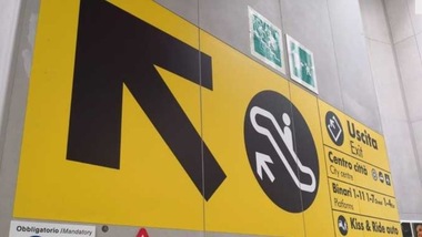 Roma, 25enne abbandona il figlio in strada