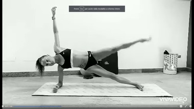 Coronavirus, video: Sara Dossena fa core stability, esercizi da copiare