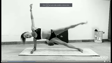 Coronavirus, video: Sara Dossena fa core stability, esercizi da copiare