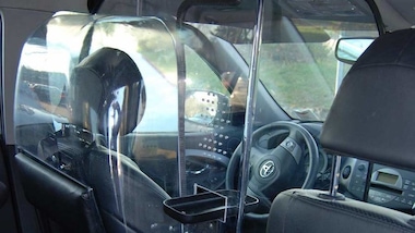 Divisori protettivi per la sicurezza in auto: le immagini