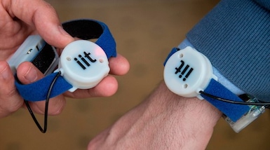 Coronavirus, presentato iFeel-You: il braccialetto che misura la distanza di sicurezza per la Fase 2