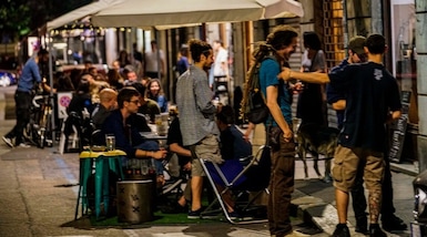 Torino, movida nel sabato sera: tanta gente in giro per la città
