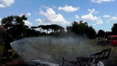 Un aereo precipita vicino Roma: morti carbonizzati due nuotatori