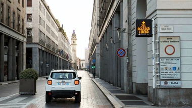 Torino, le Jeep ibride plug-in riconoscono le Ztl e passano da sole all'elettrico