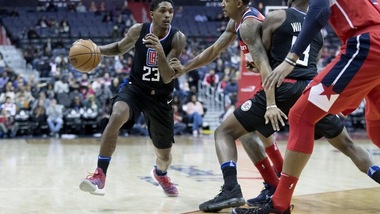 Lou Williams nei guai: 10 giorni di quarantena dopo le foto in uno strip club