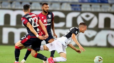 Cagliari-Juve, la moviola: Lykogiannis se la cava, manca l’ammonizione