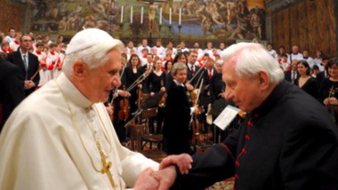 Passauer Neue Presse: "Ratzinger ha una grave infezione al viso"