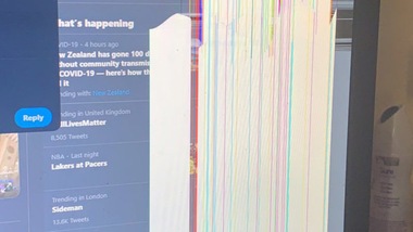 Pro di Fortnite "salvano" il ragazzo: ricomprato il monitor rotto dal padre