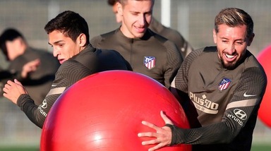 Atletico Madrid, Herrera si diverte con il maxi-pallone