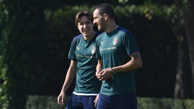 Italia, Bonucci e Chiesa a colloquio: la Juve sorride