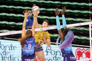 A1 Femminile, Conegliano a punteggio pieno, Scandicci insegue