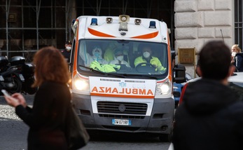 Torino, imbecilli in Porsche aggrediscono un'ambulanza in soccorso