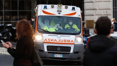 Torino, imbecilli in Porsche aggrediscono un'ambulanza in soccorso