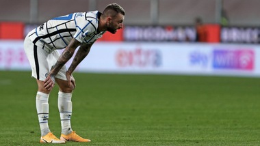 L’Inter perde di nuovo Brozovic: “Debolmente positivo al Coronavirus”