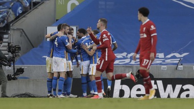 Beffa Liverpool, solo un pari a Brighton: Mourinho prova il sorpasso. Ancelotti ko, goleada del City