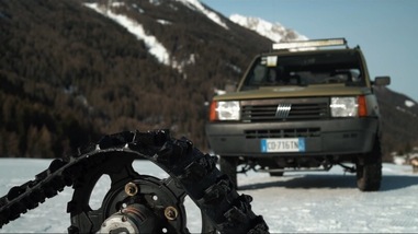 Fiat Panda 4x4, con i cingoli sulla neve