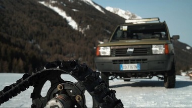 Fiat Panda 4x4, con i cingoli sulla neve