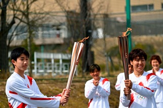 Tokyo 2020: passaggio della fiaccola a porte chiuse
