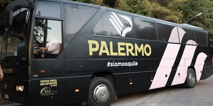 Sassi al pullman del Palermo in viaggio a Messina