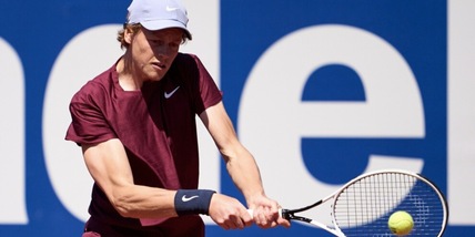 Sinner ko a Barcellona: Tsitsipas va in finale