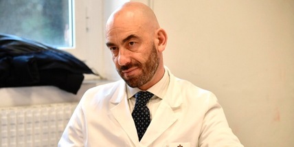 Covid, Bassetti: "Torni alla normalità chi è già vaccinato"