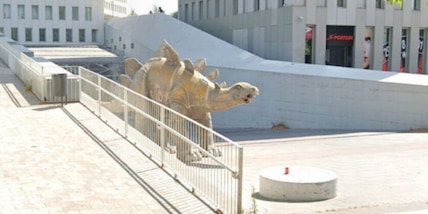 Barcellona, trovato un cadavere all’interno di un dinosauro decorativo