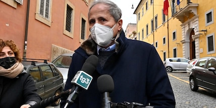 Covid, Crisanti: "Il virus c'è ancora! Mascherine via a novembre"